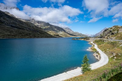 群山環抱的高山湖泊與沿岸小徑