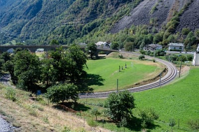 綠意山谷間的優雅布魯西奧螺旋鐵路橋