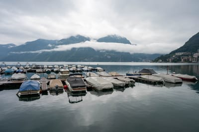 雲霧繚繞的湖畔碼頭與停泊船隻