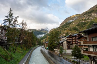 晨光灑落山谷小鎮與河流遠眺山峰