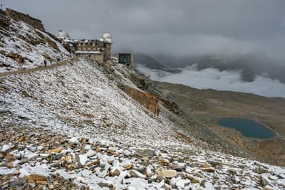 高山天文台群與覆雪山坡的壯闊風景