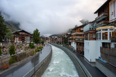 傍晚薄霧中的策馬特山城河畔街景