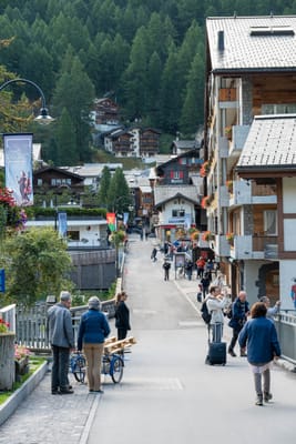 晨光中熱鬧的策馬特街景與木屋建築