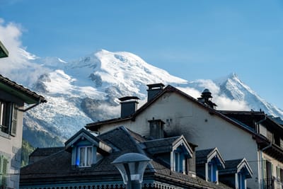 阿爾卑斯山峰下的傳統山城屋頂與藍天