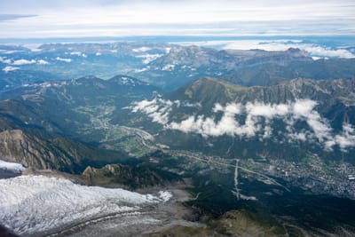 眺望阿爾卑斯山脈壯麗群峰與高空雲海