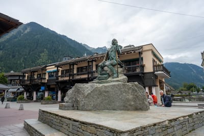 夏慕尼街頭的歷史銅像與阿爾卑斯山景