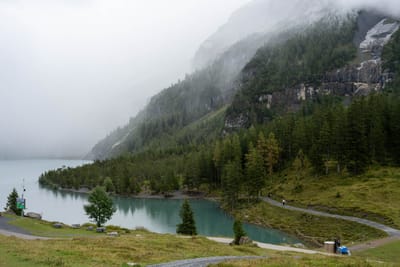 雲霧繚繞的高山湖泊與翠綠森林步道