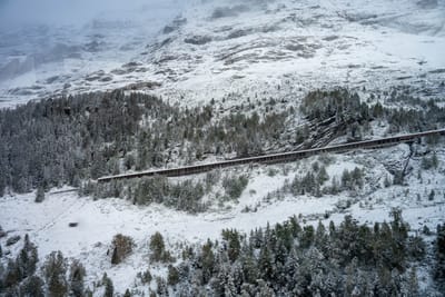 初雪覆蓋的山坡與穿梭山林間的鐵道