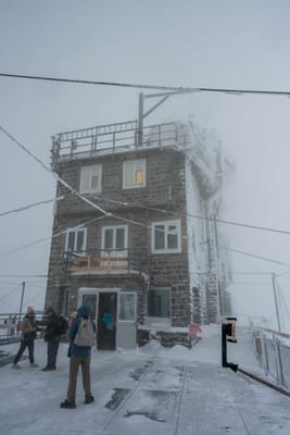 白雪壟罩的天文台建築與遊客