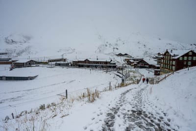 大雪覆蓋的高山車站與山脈風光
