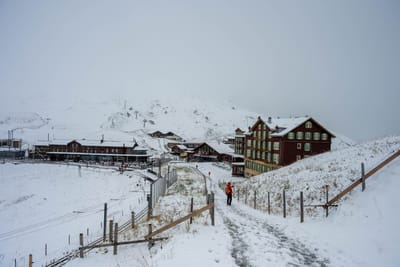 初雪覆蓋的小夏戴克山地風光