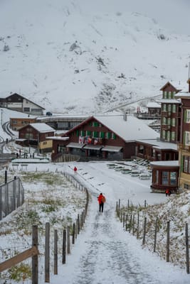 初雪覆蓋的小夏戴克山村建築群