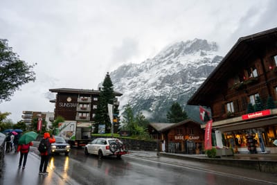 雨後山城街道與遠方雪山