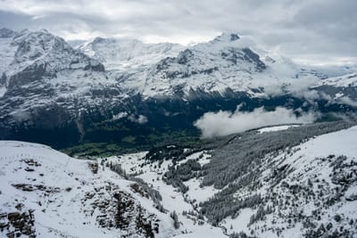 群山覆雪的壯麗高山景致與低空雲霧
