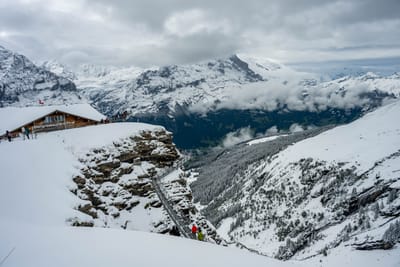 懸崖峭壁邊的壯麗天空步道與雪景山峰