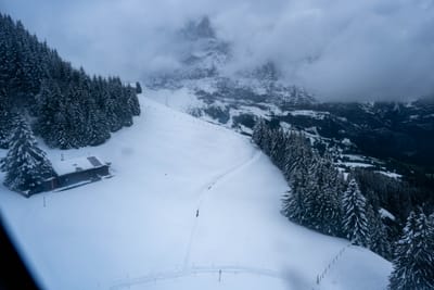 初雪覆蓋的山間小屋與針葉林
