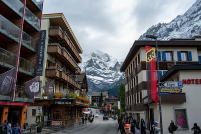 群山環抱的格林德瓦街道與山景