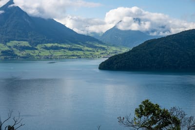 晴空下的群山與湖泊風光