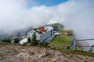 雲霧繚繞中的山頂建築與觀景步道