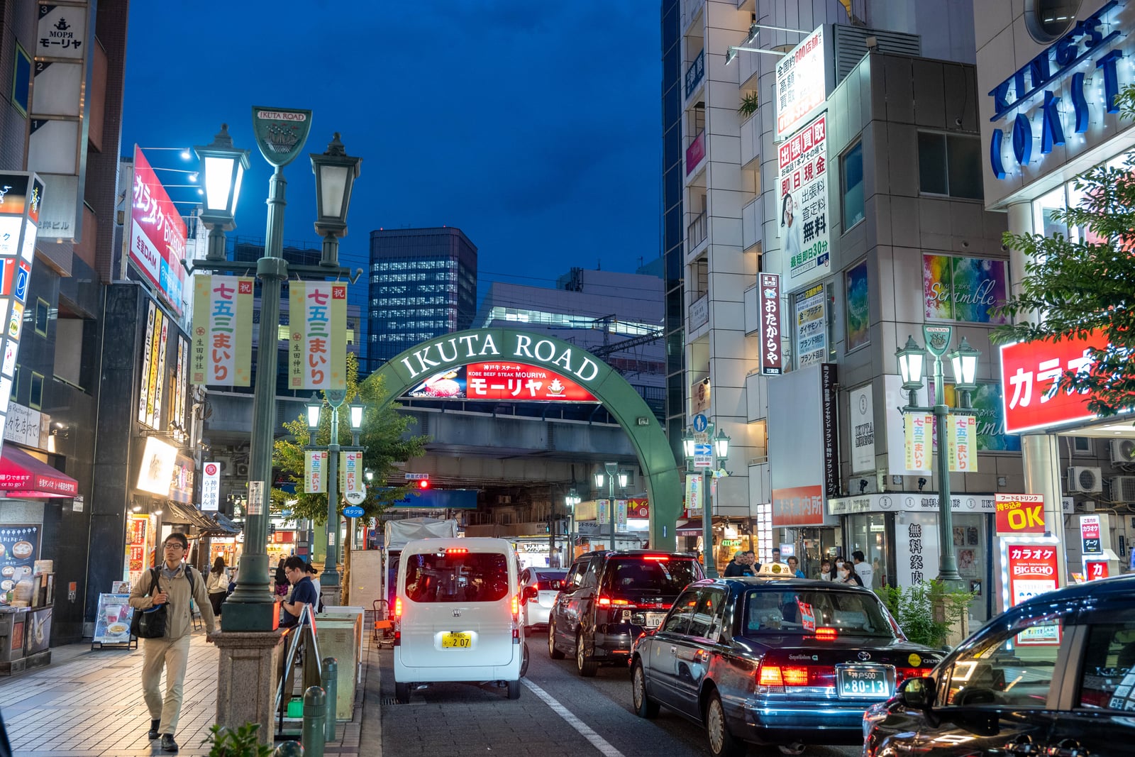 生田路口的繁華夜色與車流｜2024/10 神戶
