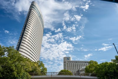 藍天下的弧形現代建築群