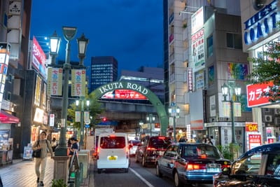 生田路口的繁華夜色與車流｜2024/10 神戶