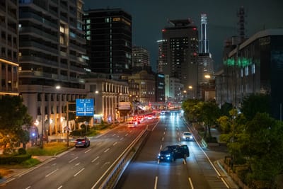 夜色下的城市街道車流｜2024/10 神戶