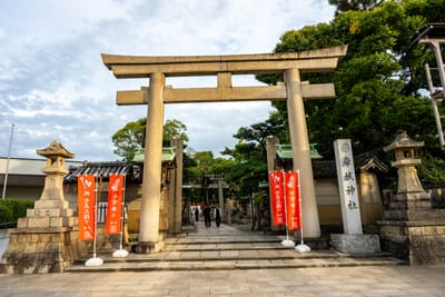 岸城神社莊嚴的石造鳥居