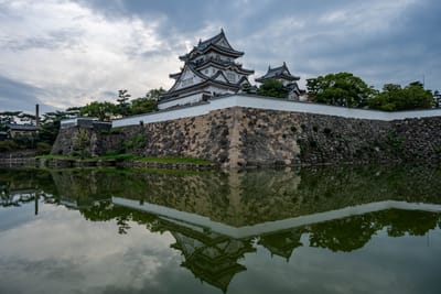 岸和田城護城河的靜謐倒影