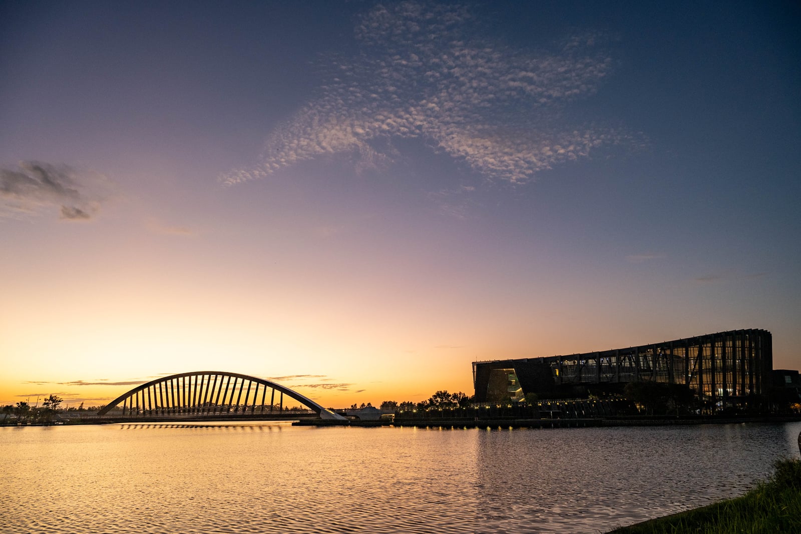 至善湖畔黃昏夕照與景觀橋｜2024/11 故宮南院