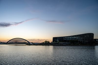 至善湖畔的夕陽與流線型景觀橋｜2024/11 故宮南院