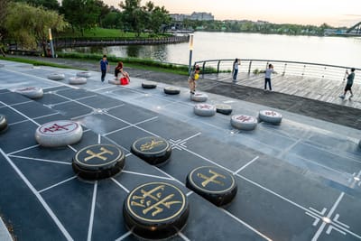 至善湖畔巨型象棋廣場與黃昏散步人群｜2024/11 故宮南院