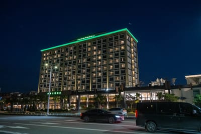 夜色中的長榮文苑酒店外觀