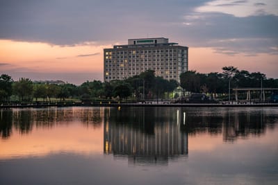 晨曦霞光中的長榮文敘酒店與湖面倒影｜2024/11 故宮南院