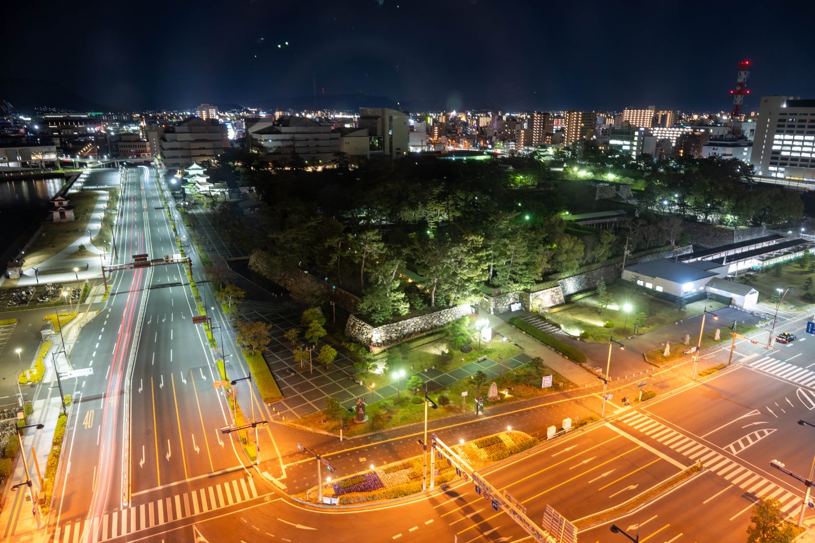 高松城跡夜景與街道車軌交織｜2025/04 西日本賞櫻