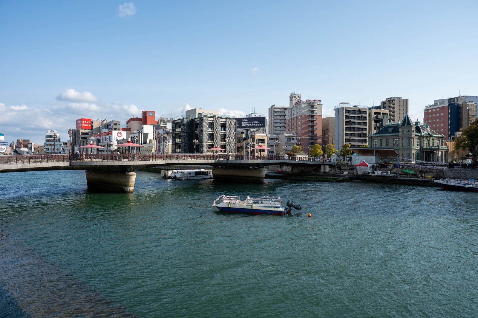 晴空下流經市街的河道與橋梁風光｜2025/04 西日本賞櫻