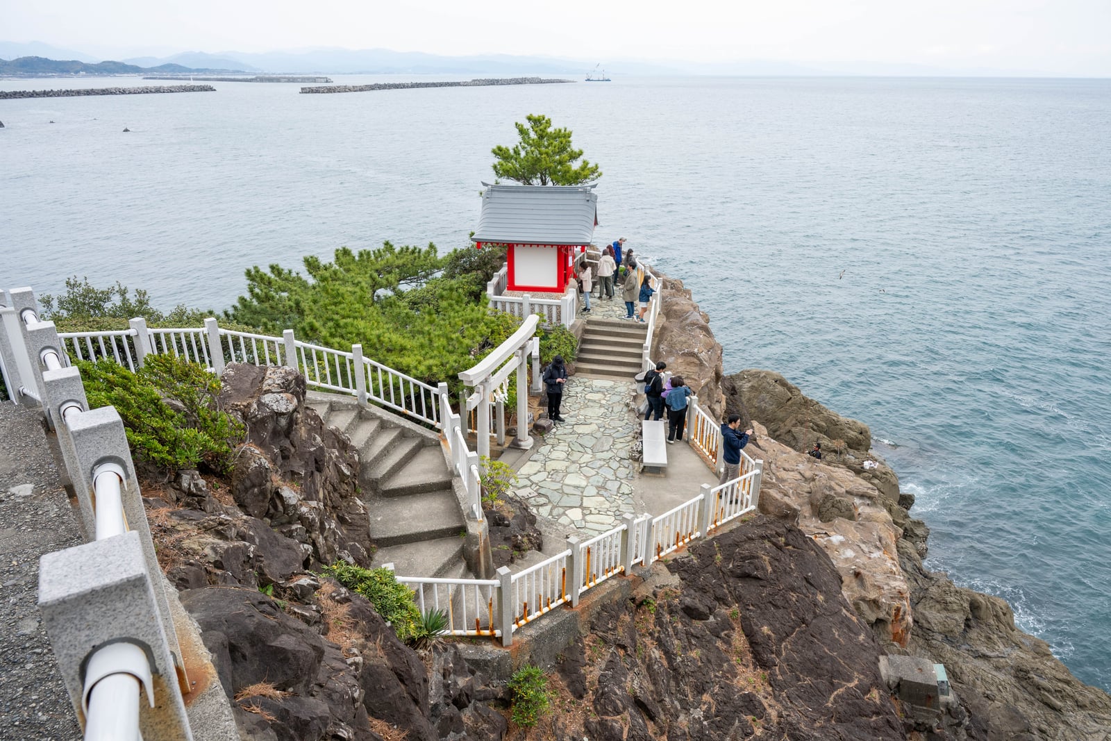 海岬上的紅色小社與俯瞰海洋的白色階梯步道｜2025/04 西日本賞櫻