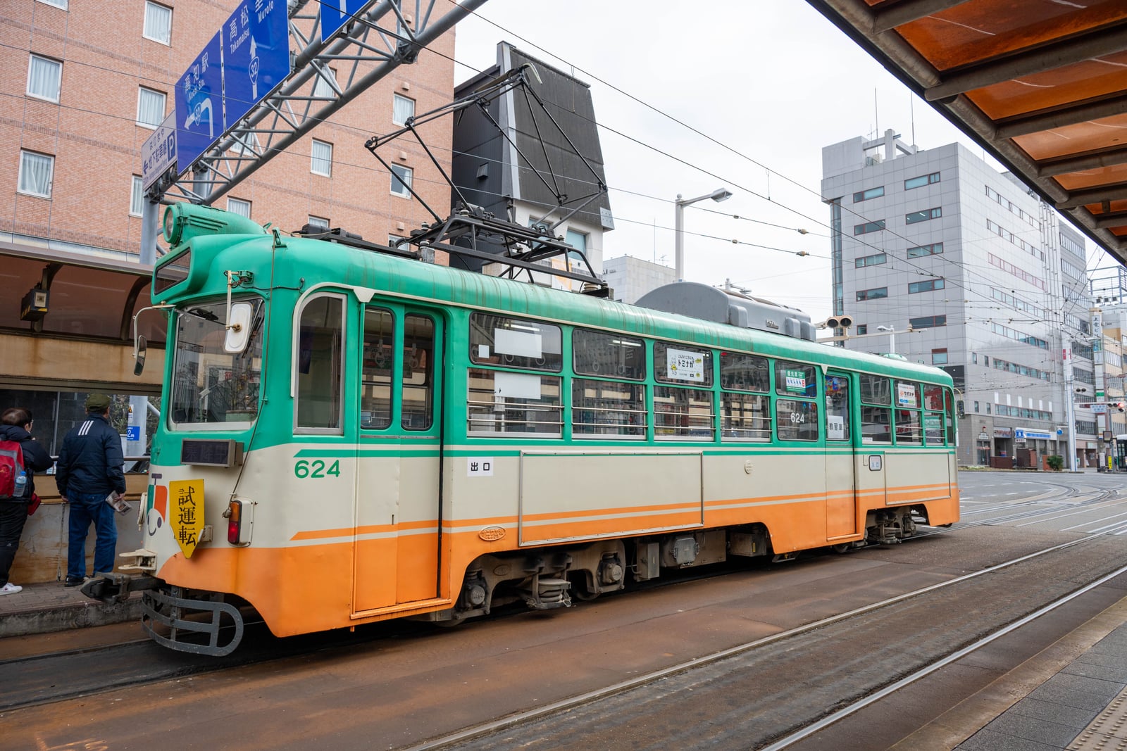 停靠在播磨屋橋站的綠白相間路面電車｜2025/04 西日本賞櫻