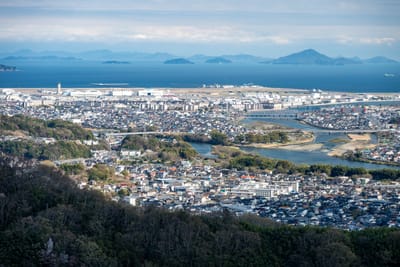 俯瞰岩國市街景與瀨戶內海風光