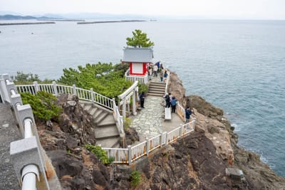 海岬上的紅色小社與俯瞰海洋的白色階梯步道