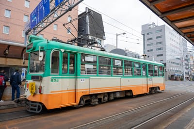 停靠在播磨屋橋站的綠白相間路面電車｜2025/04 西日本賞櫻