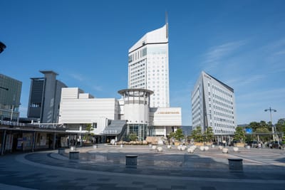 晴空下高松站前廣場與現代建築風貌