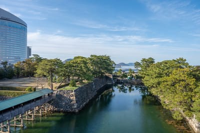 高松城跡護城河與古樸石垣景致