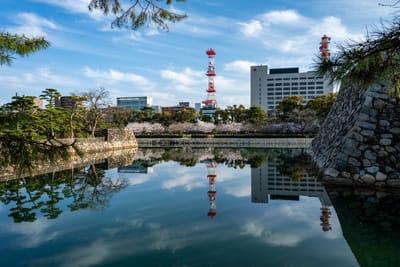 護城河水面映出古城石垣與藍天白雲｜2025/04 西日本賞櫻