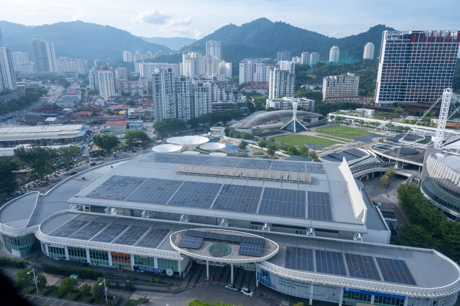 高空俯瞰都會區現代建築群與大型展覽館｜2025/07 馬來西亞檳城