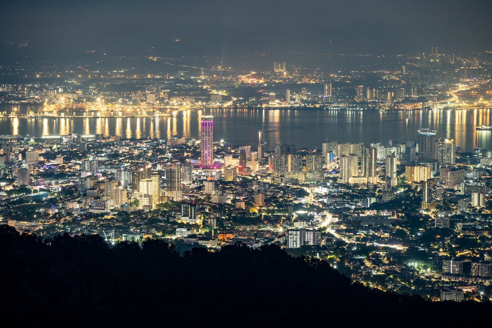 登上升旗山觀景台俯瞰璀璨迷人的港灣夜景｜2025/07 馬來西亞檳城