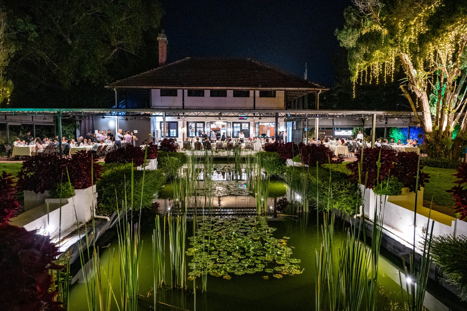 升旗山觀景台餐廳夜景與水池倒影｜2025/07 馬來西亞檳城