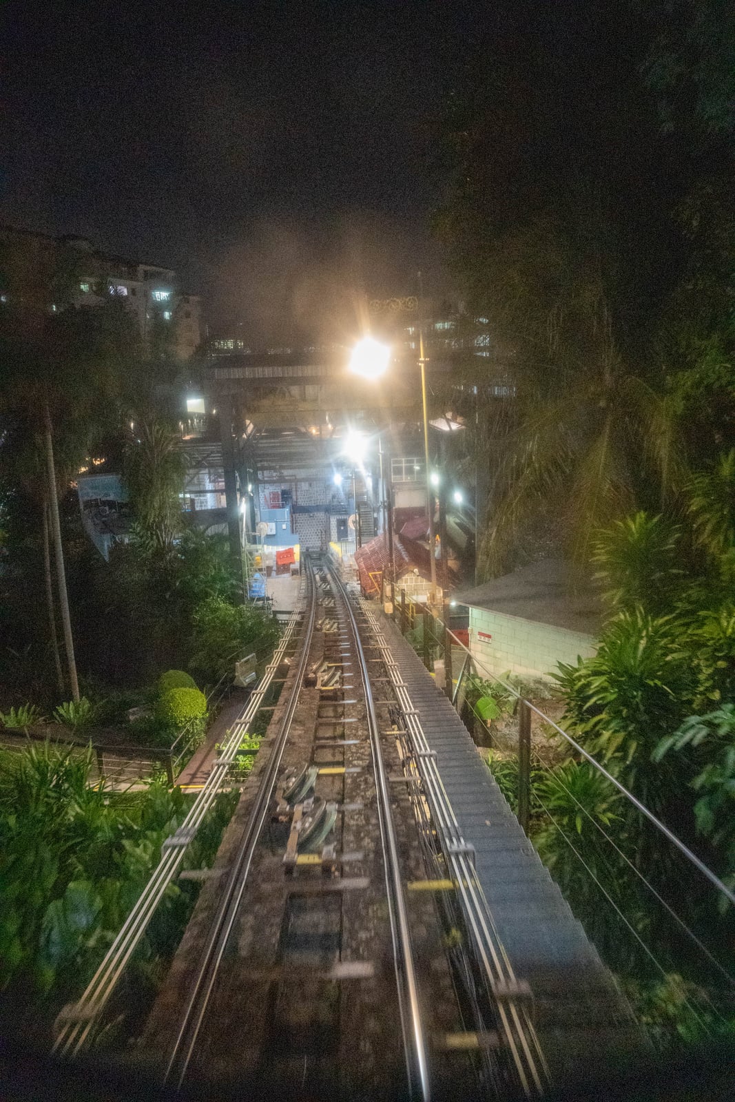 夜色中筆直延伸的陡峭山地鐵道與明亮燈光｜2025/07 馬來西亞檳城