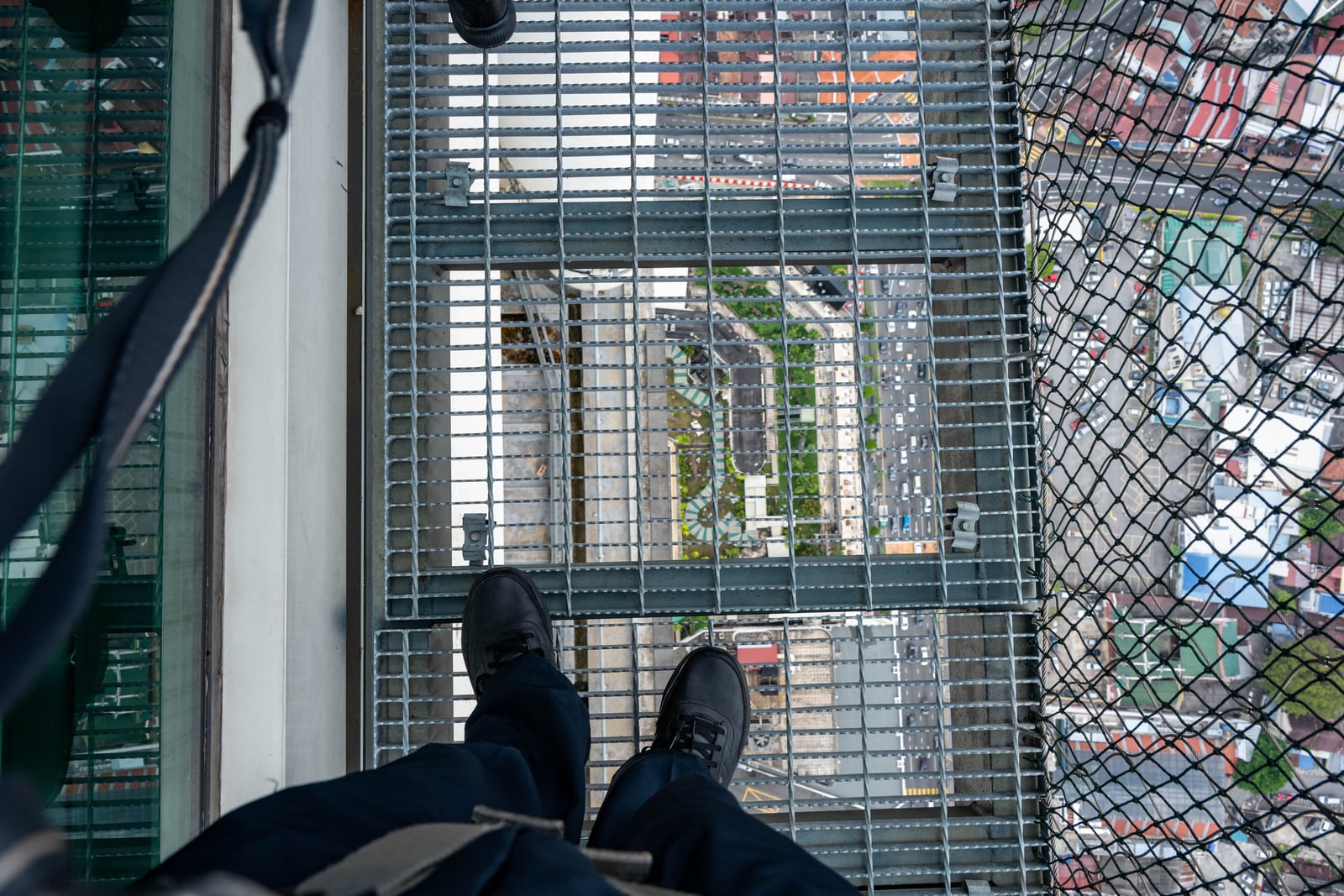 站在高空透明觀景台向下俯瞰街景｜2025/07 馬來西亞檳城