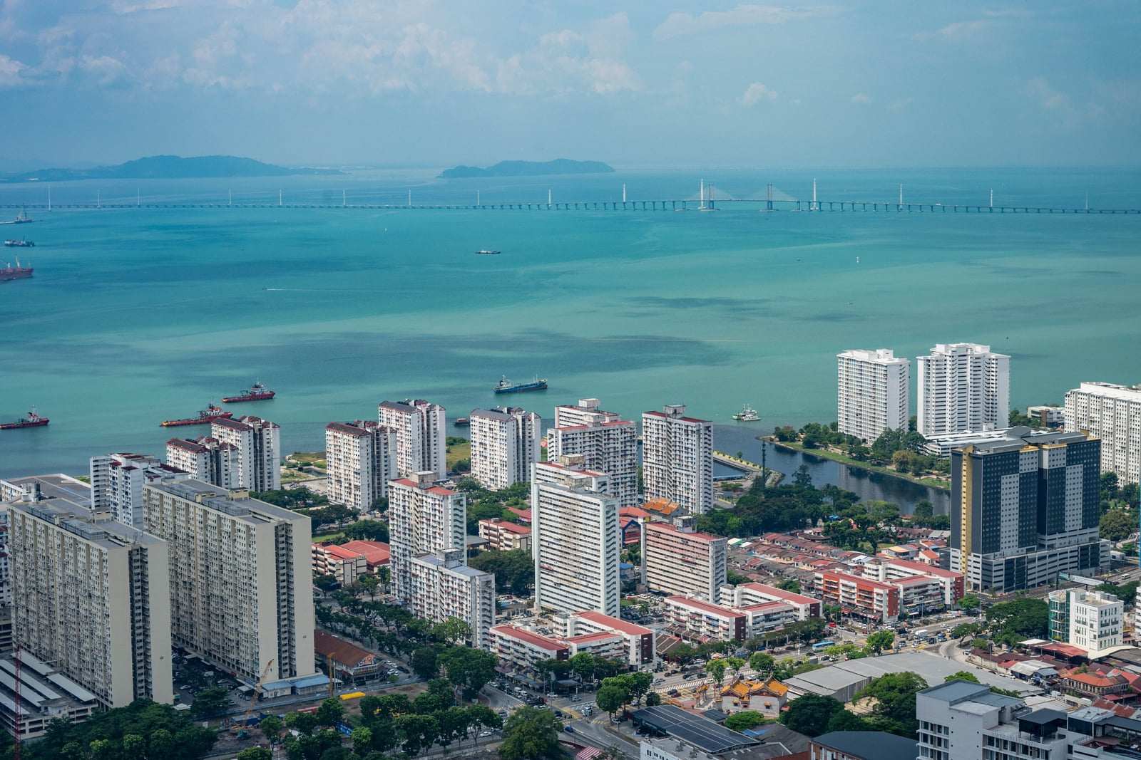高空俯瞰喬治市海岸與跨海大橋景致｜2025/07 馬來西亞檳城